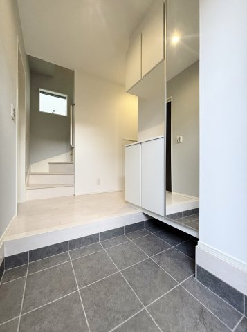 和光市白子3丁目の玄関|家の顔でもある玄関にはホールを設けゆとりある空間を演出しています
下足入れの扉の面材にはミラーを配しているのでお出かけ前の身だしなみのチェックにも便利です