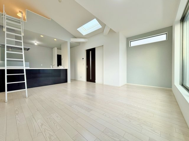 和光市白子3丁目の居間・リビング|多面開口の明るく心地よい16帖のLDK
トップライトを施し室内で自然光を感じて頂けます
リビング上部にはロフトを設けてます