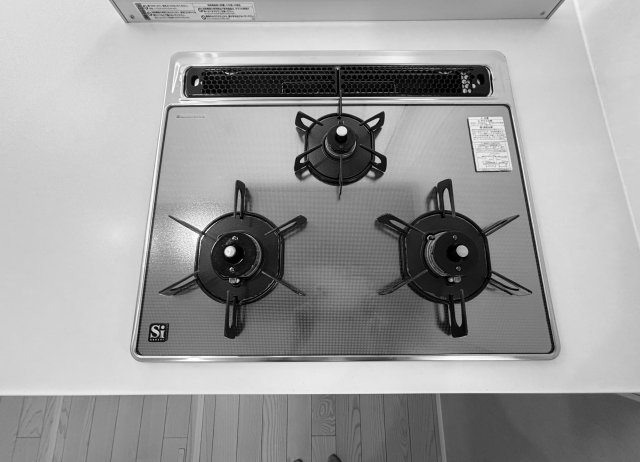 和光市白子3丁目のキッチン|手軽にお手入れができるガラストップコンロを装備しています