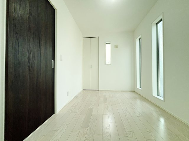 和光市白子3丁目の洋室|2階5帖洋室は3面開口の明るく快適なお部屋です