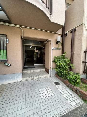 甲子園ローズハイツのエントランス