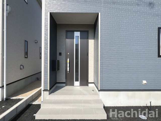 碧南市鴻島町第8　新築一戸建のエントランス
