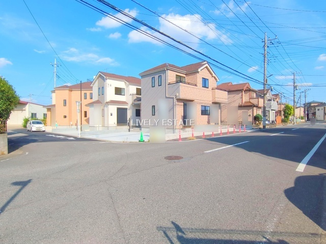 草加市稲荷4丁目 新築分譲住宅 全5棟 D号棟の前面道路含む現地写真