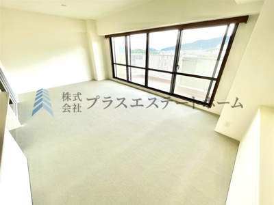 【居間・リビング】 | 須磨パークヒルズA棟 | 開放的なリビングでバルコニーにもサッと出られます♪