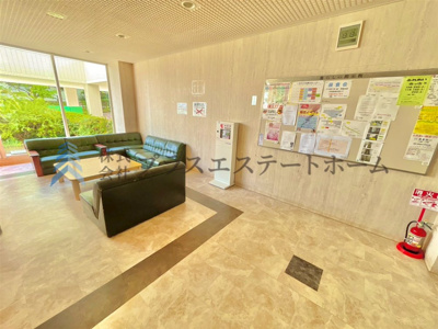 【その他共用部分】 | 須磨パークヒルズA棟 | 明るく緑が見えるエントランス♪お客様の一時対応もソファーで出来そうです♪