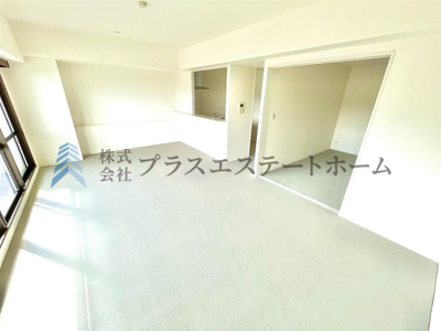 【居間・リビング】 | 須磨パークヒルズA棟 | 約15.7帖のLDK♪明るく開放感のあるリビングです♪