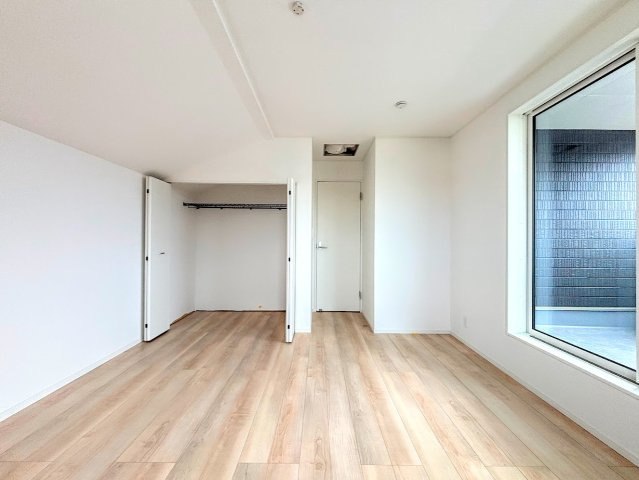 戸塚区南舞岡1丁目　新築戸建ての洋室|◆柔らかい陽光が差し込む明るいお部屋を演出する設計。彩光の取れる窓が気持ちの良いお部屋を創り上げます。
