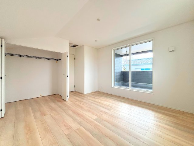 戸塚区南舞岡1丁目　新築戸建ての洋室|◆室内はいつも明るい印象なので気持ちの良い朝を迎えられます。各部屋にはクローゼットを完備しており、収納が多いお家はすっきりして快適空間です。
