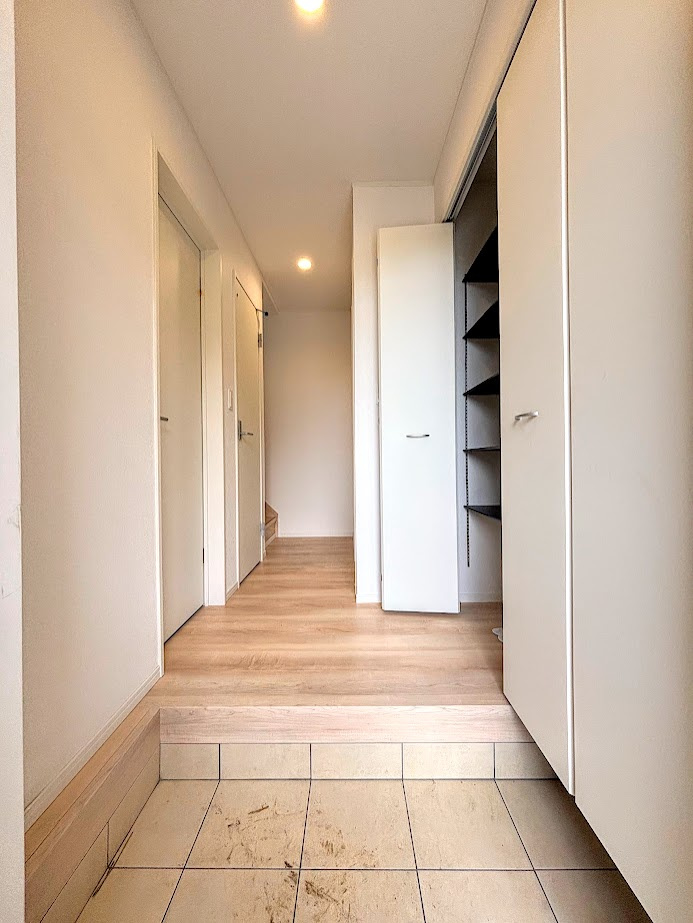 戸塚区南舞岡1丁目　新築戸建ての玄関|◆明るい玄関です！散らかりやすい玄関もスッキリする大容量のシューズボックス付き。
