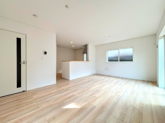 戸塚区南舞岡1丁目　新築戸建ての居間・リビング|◆一家だんらんのスペースとなるＬＤＫ。窓から明るい光が差し込み、思わず家族の会話も弾む快適な空間。