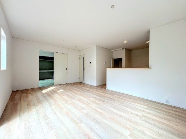 戸塚区南舞岡1丁目　新築戸建ての居間・リビング|◆住宅ローンのご相談や周辺環境のご案内も含め、ローンに詳しい、地元に詳しいスタッフがお出迎えさせていただきます。お気軽にご相談ください。

