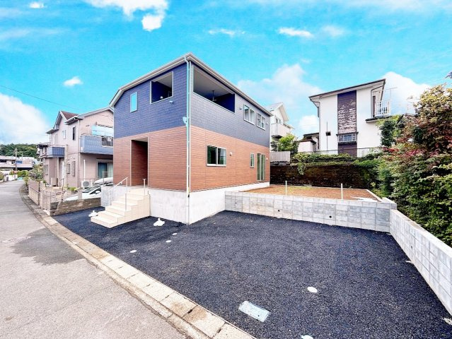 戸塚区南舞岡1丁目　新築戸建ての駐車場|◆ゆったりとした駐車スペースを確保いたしましたので、お車2台駐車できます。自転車やバイクなど、ゆとりのある敷地で置き場所に困ることはないでしょう。
