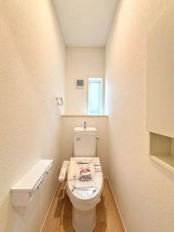 戸塚区南舞岡1丁目　新築戸建てのトイレ|◆清潔感のある白を基調とした落ち着ける空間。小窓をもうけていますので、こもりやすい空気の入れ替えも簡単に行えますね！
