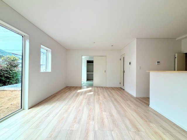 戸塚区南舞岡1丁目　新築戸建てのその他|◆家族で食卓を囲むダイニングスペースと、ソファでゆったりくつろぐリビングスペースがしっかり区切られているので家具の配置や用途を使いわけしやすいです。
