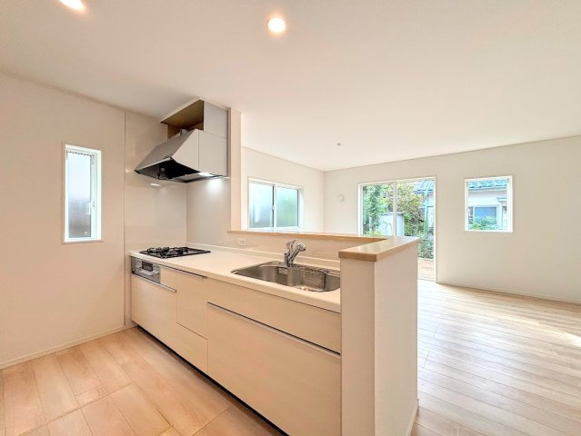 戸塚区南舞岡1丁目　新築戸建てのキッチン|◆キッチンからダイニングやリビングが見渡せるキッチン。料理をしながら家族とコミュニケーションをとれるだけでなく、大きな開放感も得られることができます。
