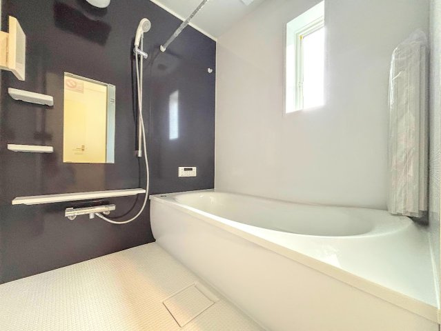 戸塚区南舞岡1丁目　新築戸建ての浴室|◆お子様と一緒にバスタイムを楽しめる広々空間。浴室乾燥機付で心地よいバスタイムを実現します。
