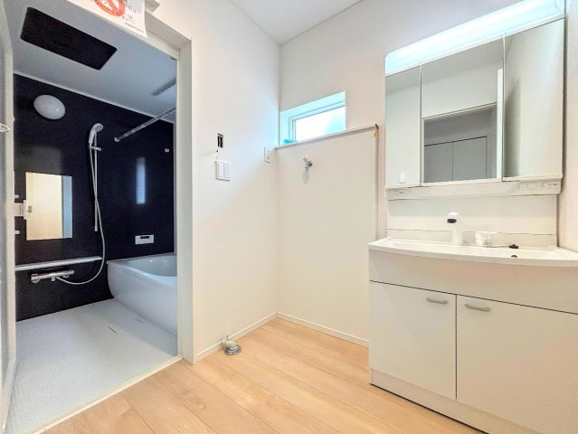 戸塚区南舞岡1丁目　新築戸建ての独立洗面台|◆毎日使う場所だから、機能的で使いやすさに配慮したパウダールーム。すっきりと使えるように収納も豊富にご用意しています。
