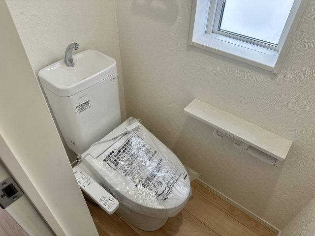 【内観：施工例】 | 新築分譲住宅　山形市東青田　第3　全3棟 | 【Toilet】
ウォシュレット機能付きシャワートイレは、ツイントルネード洗浄なので、少ない水でもしっかりと前方の返し部分から後方部までしっかり洗浄！