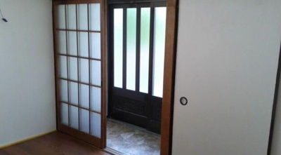 【玄関】 | 枝川戸建 | 収納もある玄関です