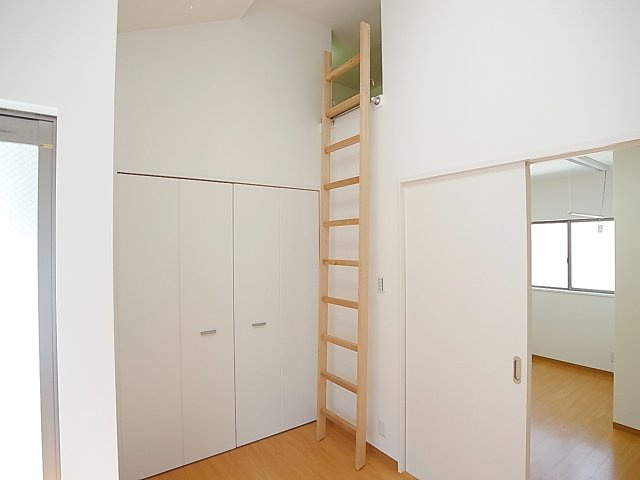 ツル菅原ハイツの洋室|ここからロフトスペースへ