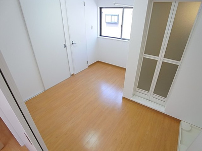 【居間・リビング】 | ツル菅原ハイツ | 窓が多く風通し良好の室内