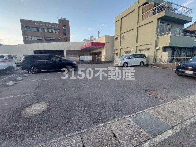 シャトーシャルマンの駐車場