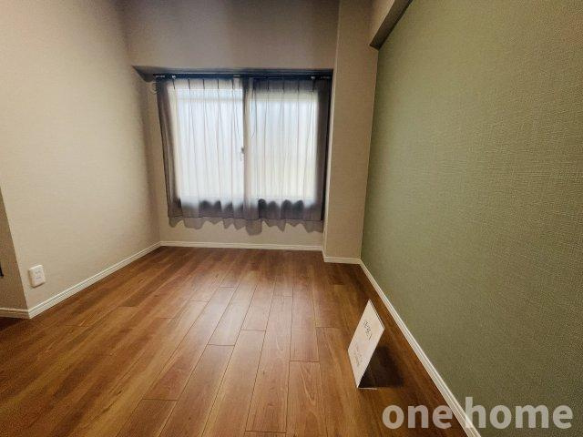 三国ハイツの洋室|◆約4.3帖洋室です！アクセントクロスが落ち着いた雰囲気を演出♪
◆【即日内覧会開催中】ご自宅や最寄り駅などで送迎が可能です。ご希望をお申し付けください！