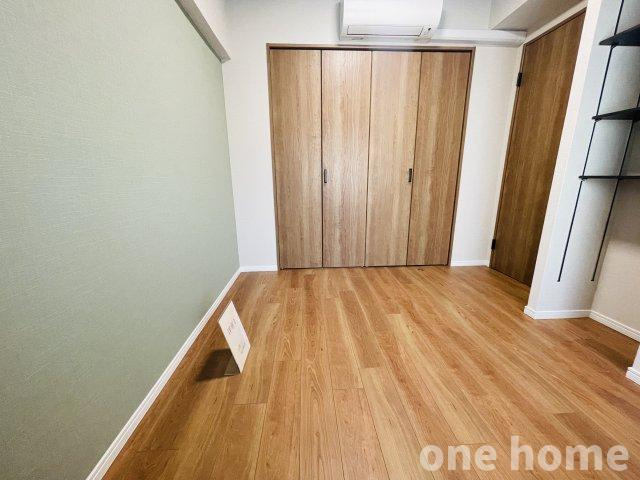 三国ハイツの洋室|◆約4.3帖洋室 別角度です！エアコン新品設置済！
◆可動棚が設けられ、お好みの高さに調整でき収納がしやすいです！
◆【即日内覧会開催中】令和7年8月室内フルリフォーム完了！