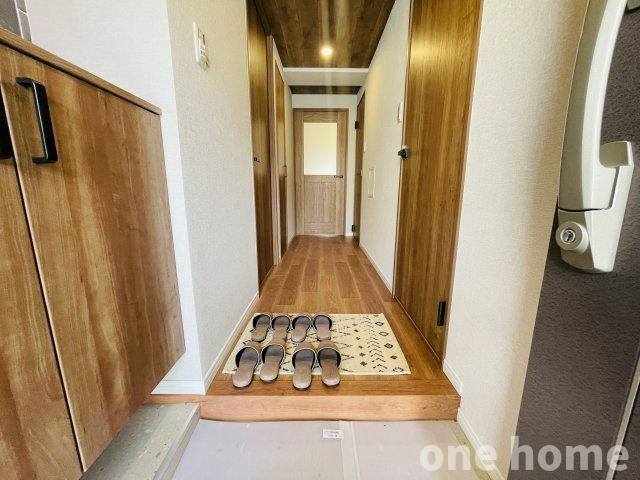 三国ハイツの玄関|◆木目で統一された内装で、温かな雰囲気が出迎えてくれます！
◆フロートタイプのシューズボックス完備で、普段使いの靴を下部に置いていただけます！