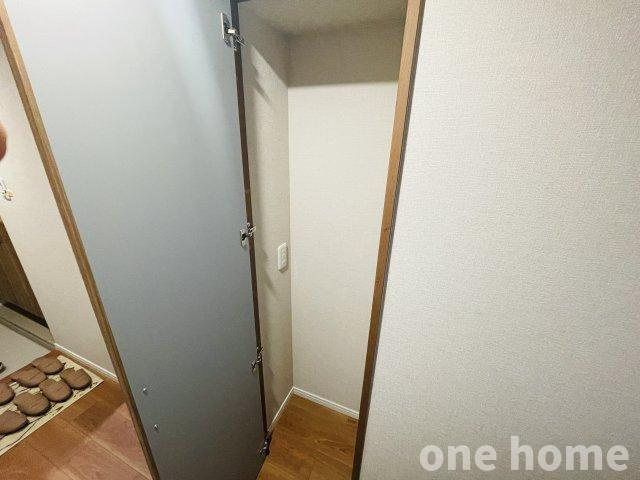 三国ハイツの収納|◆廊下にも収納がございます！掃除機など生活感の出やすい物を収納できます！