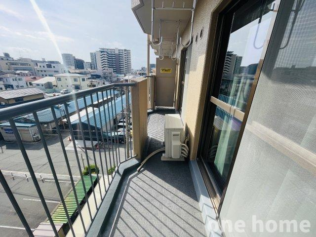 三国ハイツのバルコニー|◆南側バルコニーは洗濯物もよく乾く陽当たりの良さが魅力ですね！
◆格子タイプの手すりのため、通風を確保しやすいです！