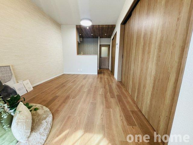 三国ハイツの居間・リビング|◆LDKは約11.4帖！木目の床・建具がやさしい雰囲気を演出♪寛ぎの空間です♪
◆令和7年8月フルリフォーム完了！手直しなしでお住まいいただけます！