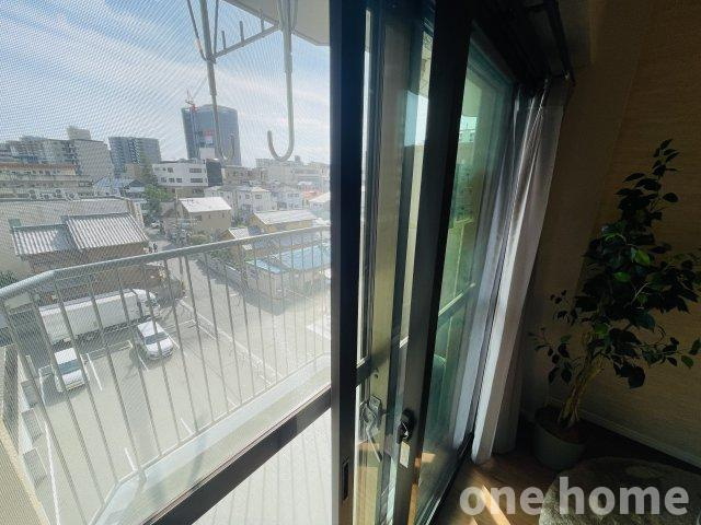 三国ハイツの設備|◆各居室の窓は二重サッシが施され、寒さ対策や騒音にも効果を発揮します！