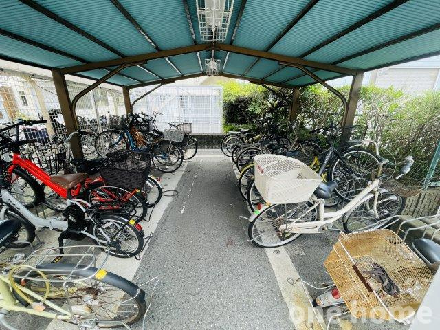 三国ハイツの駐輪場|◆駐輪場は屋根付きで自転車が雨風にさらされる心配がありません！
◆最新の空き状況など詳細につきましてはお気軽にお問い合わせください！