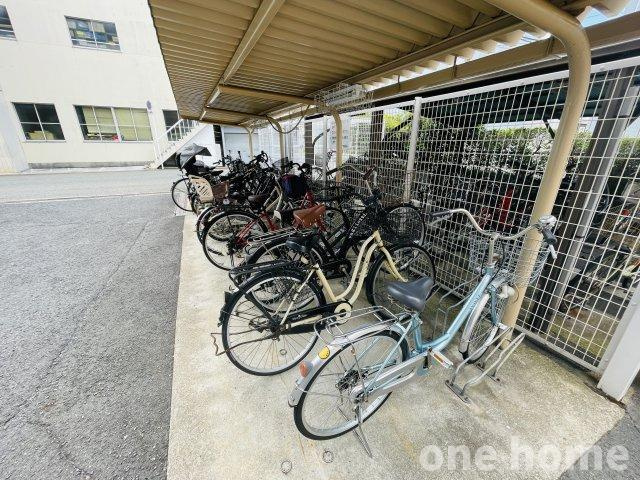 三国ハイツの駐輪場|◆駐輪場は屋根付きで自転車が雨風にさらされる心配がありません！
◆最新の空き状況など詳細につきましてはお気軽にお問い合わせください！