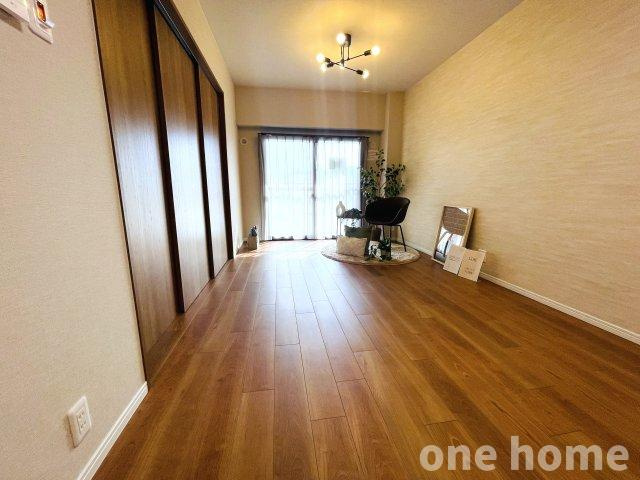 三国ハイツの居間・リビング|◆LDK 別角度です！南側掃き出し窓からたっぷりの陽光差し込む明るい空間です！
◆【即日内覧会開催中】土日はもちろん！平日の仕事終わりの内覧も可能です！