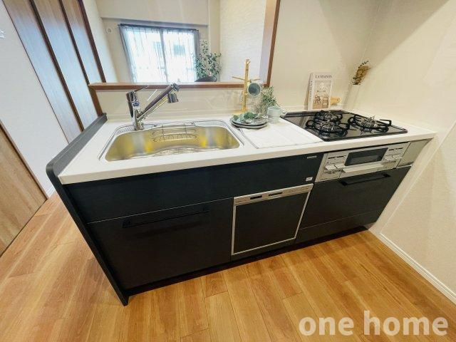 三国ハイツのキッチン|◆新調されたシステムキッチンは、グリル付３口ガスコンロ搭載！
◆リビングと一体化し、広々とした空間を演出する人気の対面式キッチンです！