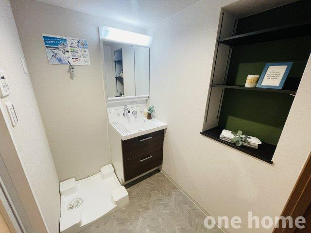 三国ハイツの独立洗面台|◆広々とした洗面室です！新調された三面鏡の洗面化粧台です！
◆可動棚が設けられ、タオルなど収納でき重宝します！