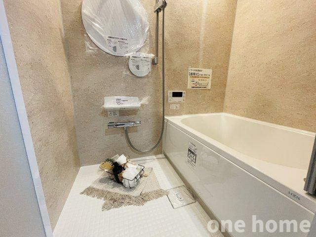 三国ハイツの浴室|◆新調された浴室です！追い焚き機能付きでいつでも温かな湯に浸かれます♪
◆浴室暖房乾燥機が完備され、ヒートショックも安心！年間を通して快適なバスタイムをお楽しみいただけます！