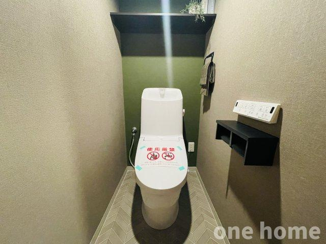 三国ハイツのトイレ|◆新調された温水洗浄便座付きトイレです！操作がしやすい壁掛けリモコン！
◆背面にはトイレットペーパーなど収納できる棚がございます！