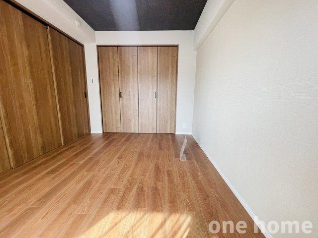 三国ハイツの洋室|◆約6.0帖洋室 別角度です！天井にアクセントクロスが施されたお洒落な空間です！
◆【即日内覧会開催中】土日はもちろん！平日の仕事終わりの内覧も可能です！