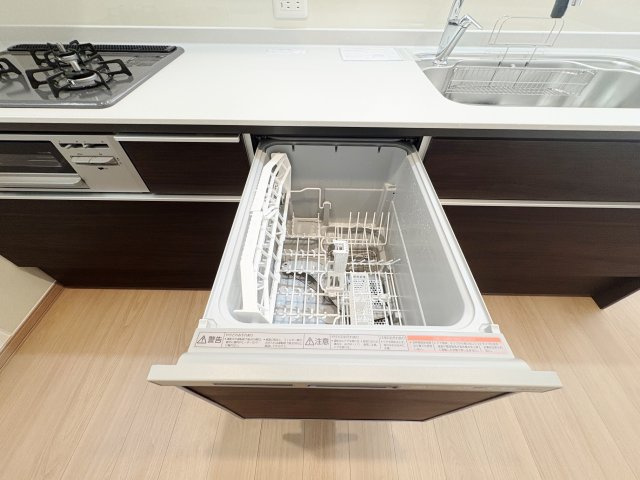和光白子2丁目 限定1棟のキッチン|食後の片づけに便利な食器洗乾燥機を装備しています