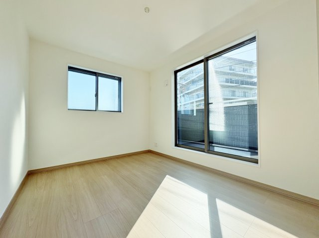 和光白子2丁目 限定1棟の洋室|3階5.7帖洋室は整形なお部屋なので家具のレイアウトもしやすいです
大きな掃き出し窓からバルコニーに動線がつながります
