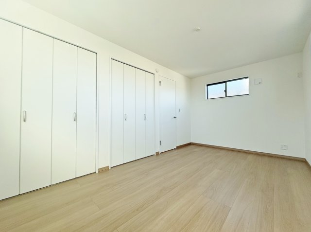 和光白子2丁目 限定1棟の洋室|3階7.5帖洋室は整形なお部屋なので家具のレイアウトもしやすいです
三面開口の明るく快適なお部屋です
