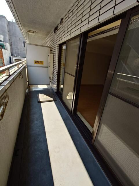 陽輪台みかみビルのバルコニー