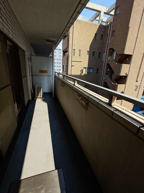 陽輪台みかみビルのバルコニー