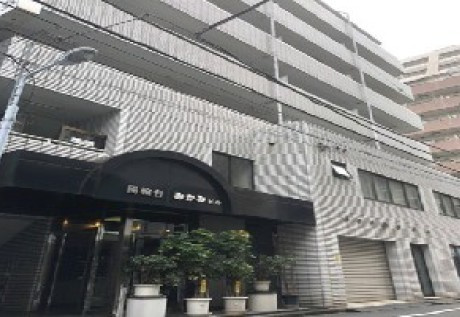 陽輪台みかみビルのエントランス