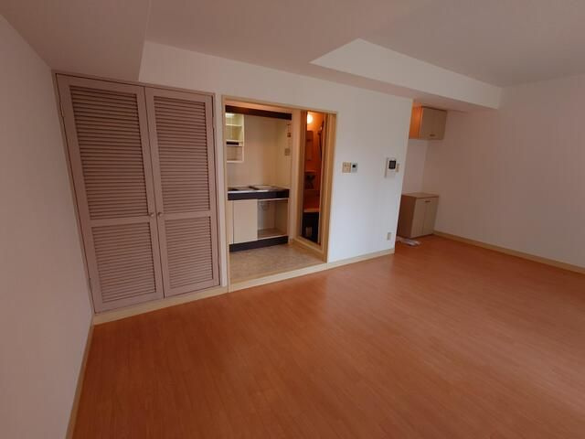 陽輪台みかみビルの居間・リビング