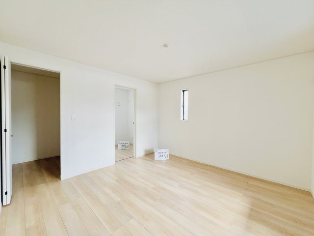 桐生市境野町の洋室|ダブルベットを設置しても余裕のある広々とした寝室♪
WIC＋テレワークルーム付き◎