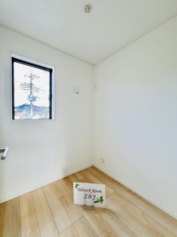 桐生市境野町の内装|2帖のテレワークルームで作業もスムーズに♪